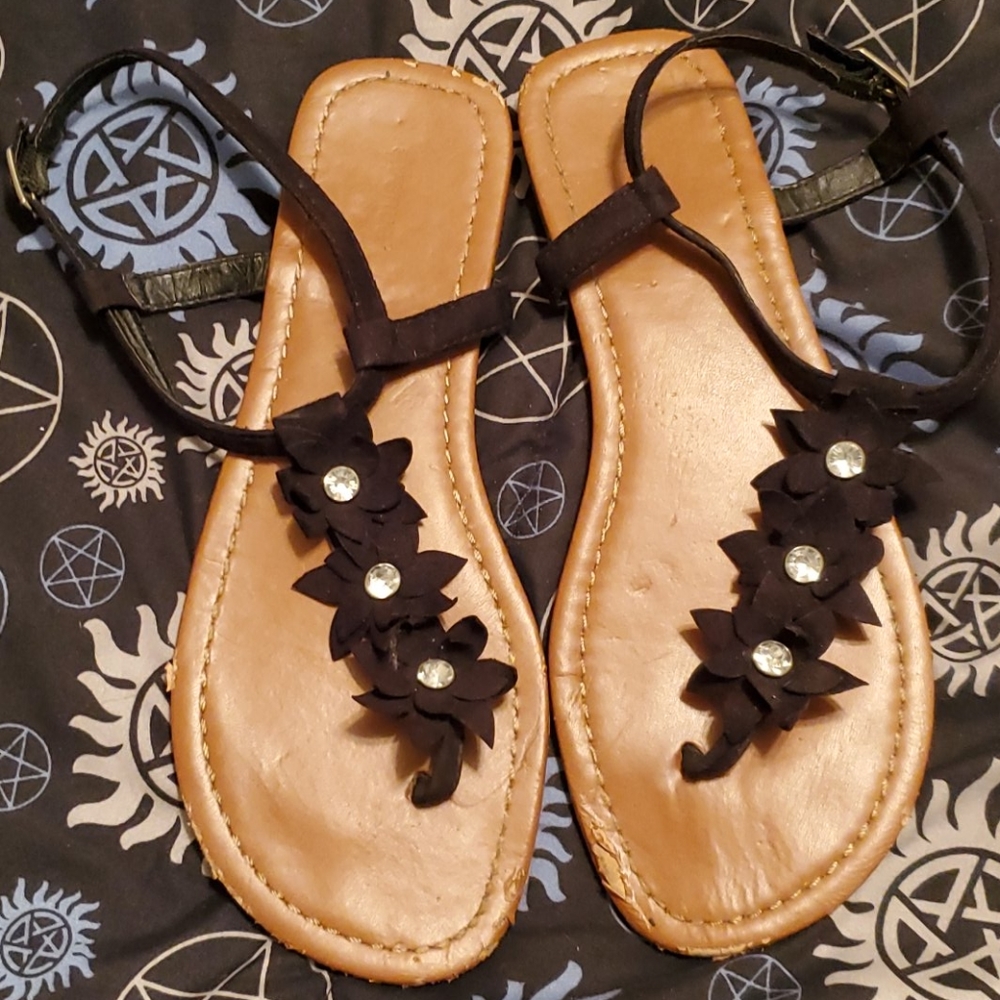 Black shoescute three flowers with dia